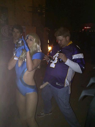 Illustration for article titled Here Are Some Photos Of People Pretending To Be Brett Favre And Jenn Sterger